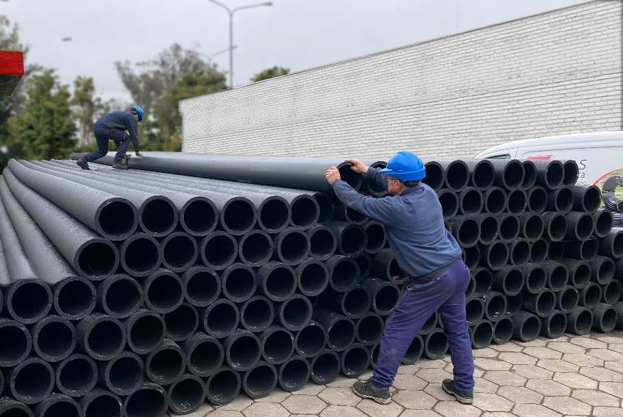 Operarios de Tuberías Mar del Plata manipulando caños de polietileno